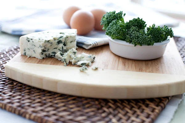 Сыр, яйца и брокколи — стоковое фото