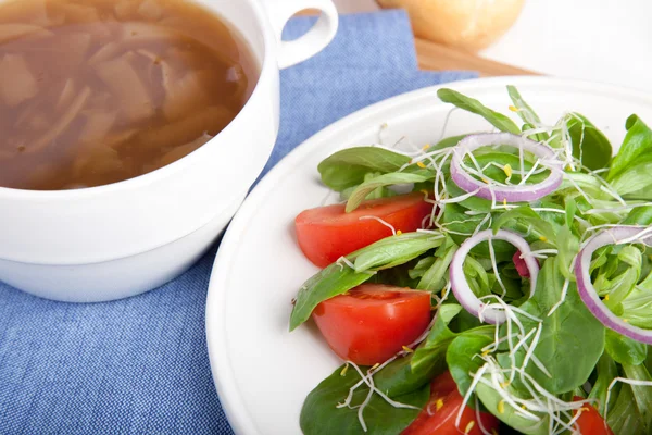 Луковый суп и салат 2 — стоковое фото