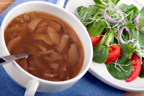 Sopa de cebola e salada III — Fotografia de Stock