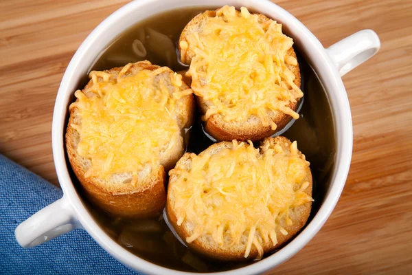 チーズ風味のクルトンとオニオン スープ — ストック写真