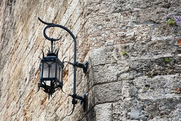 Lamp op de muur — Stockfoto