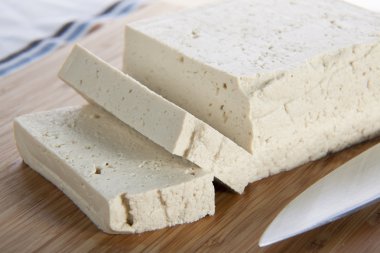 dilimlenmiş tofu
