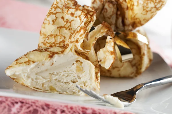 アイスクリームで満たされたクレープ — ストック写真