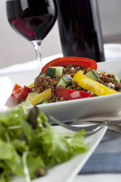 Лентильский салат с вином — стоковое фото