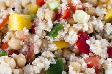 Quinoa salata kadar yakın