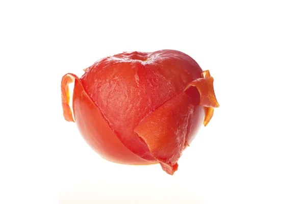 半分皮をむいたトマト — ストック写真
