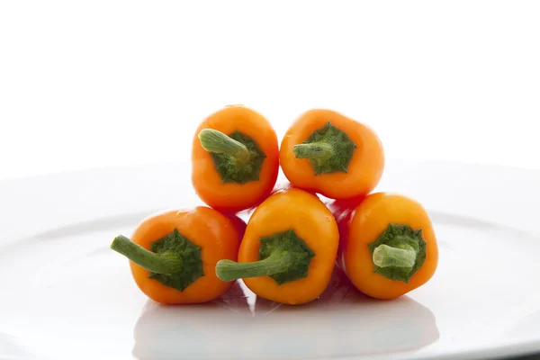 Пять апельсиновых перцев — стоковое фото