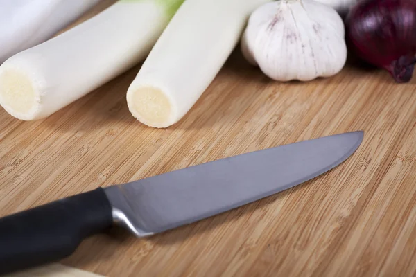 Cuchillo sobre tabla de cortar — Foto de Stock