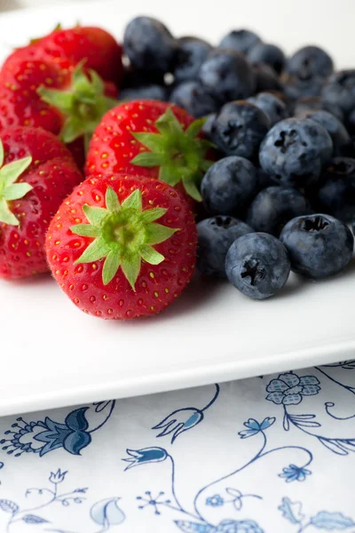 Strawberries and Blueberries — Stock Photo, Image