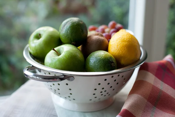 Vers fruit door venster Stockfoto