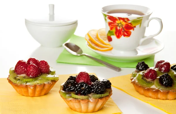 Pasteles de postre frescos y dulces con taza de té —  Fotos de Stock