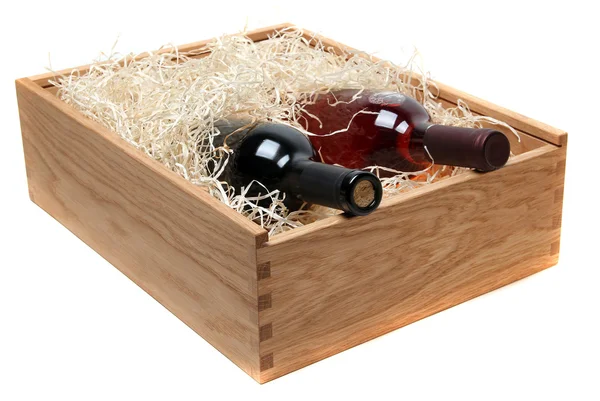 Dos botellas de vino en caja de madera con lana de madera sobre blanco —  Fotos de Stock