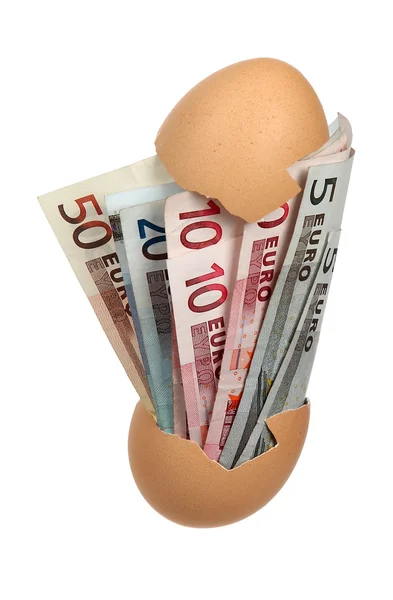Casca de ovo com notas bancárias europeias — Fotografia de Stock