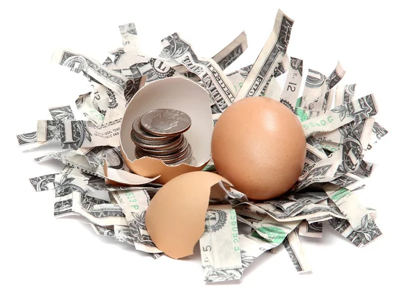 Dólares triturados e casca de ovo com moedas — Fotografia de Stock