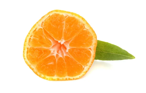 Mandarina truncada laranja com licença verde — Fotografia de Stock