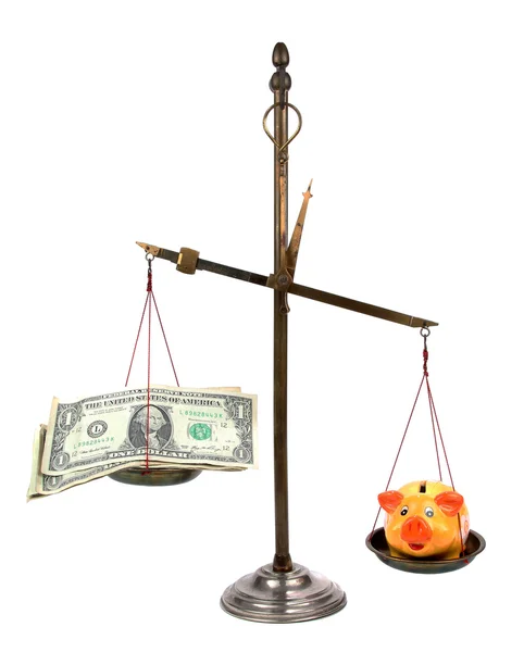 Balanças farmacêuticas com dinheiro e mealheiro — Fotografia de Stock