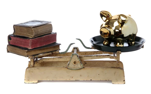 Měřítko s knihami a zlaté prasátko — Stock fotografie