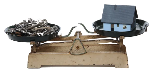 Klíče a doma na staré stupnice — Stock fotografie