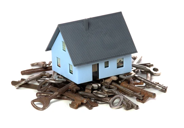 Ház tetején régi rozsdás kulcsokat — Stock Fotó