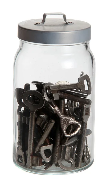 Oude roestige sleutels in glazen kom — Stockfoto