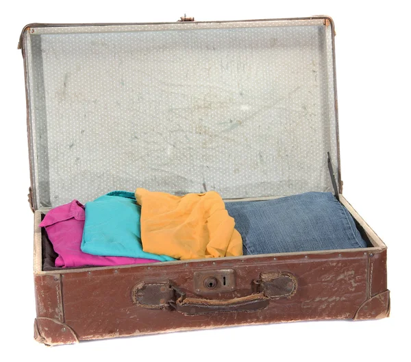 Старый чемодан с одеждой — стоковое фото