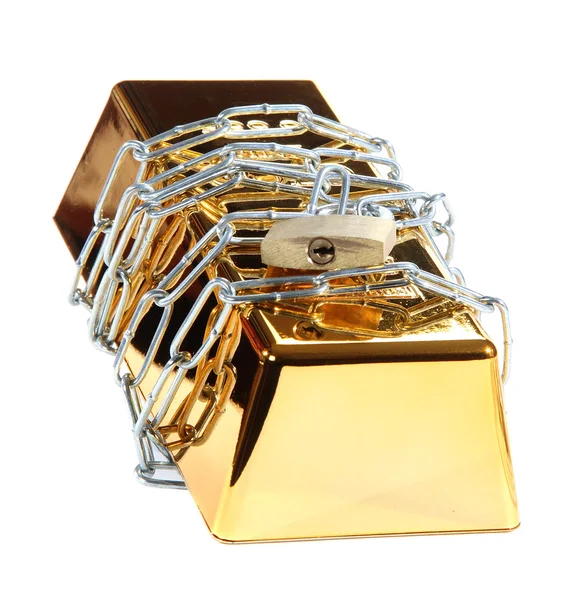 Barra de ouro protegida com corrente e cadeado — Fotografia de Stock