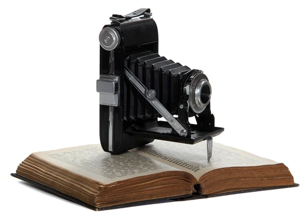 Tarihi kamera ile eski kitap — Stok fotoğraf