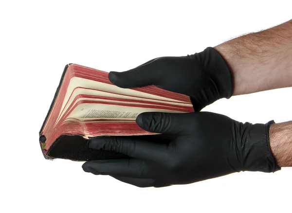 Stará kniha v rukou s černými rukavicemi — Stock fotografie