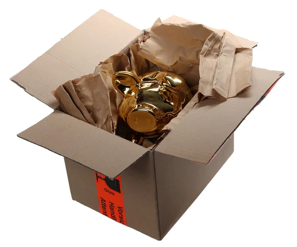Золотая копилка в картонной коробке с коричневой бумагой — стоковое фото