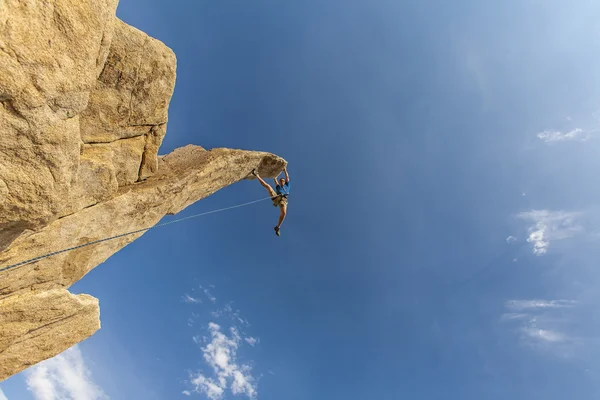 Rock climber struggles. — Stock Photo, Image
