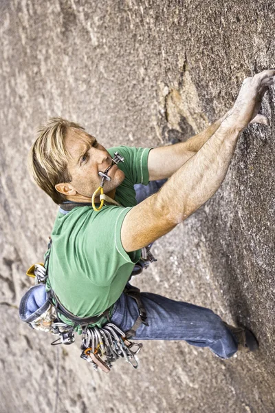 Bergsteiger kämpft. — Stockfoto