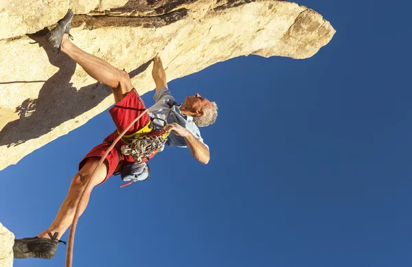 Mellersta åldern manliga rock klättrare. — Stockfoto