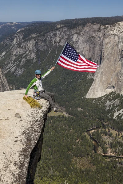 Ondeando una bandera en la cumbre . — Foto de Stock