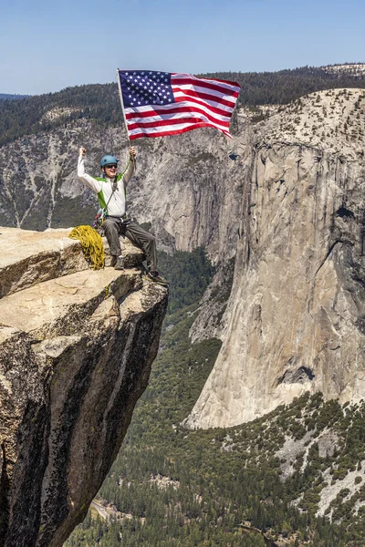 Een vlag zwaaien over de top. — Stockfoto