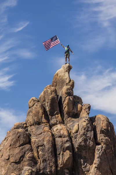 Размахивая флагом на вершине . — стоковое фото