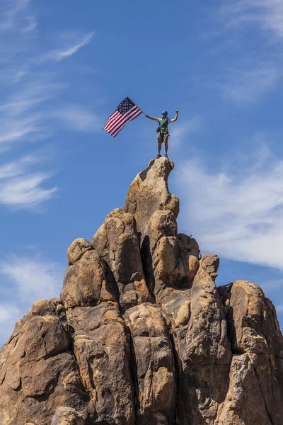 Ondeando una bandera en la cumbre . — Foto de Stock