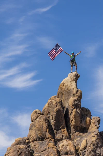 Acenando uma bandeira no cume . — Fotografia de Stock