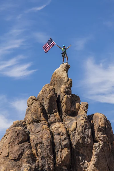Acenando uma bandeira no cume . — Fotografia de Stock
