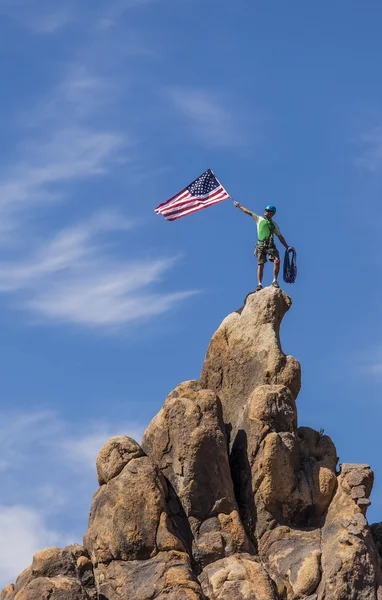 Agitant un drapeau sur le sommet . — Photo