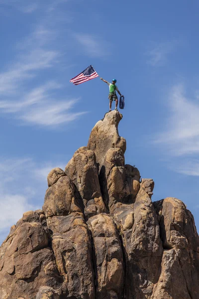 Agitant un drapeau sur le sommet . — Photo