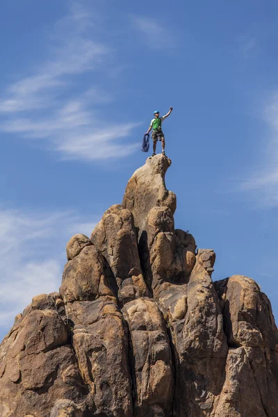 Escalador en la cumbre. — Foto de Stock