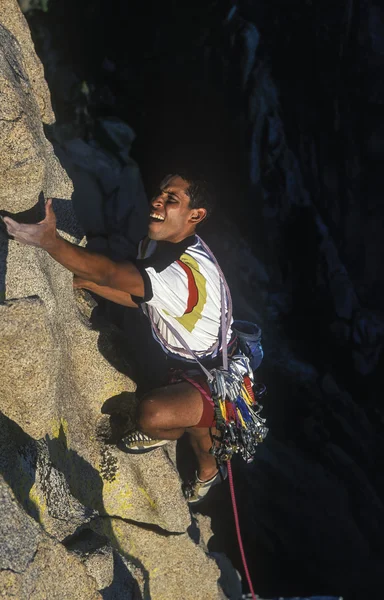 Kaya tırmanışçısı mücadeleler. — Stok fotoğraf