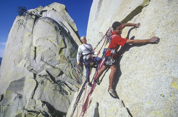 Rock klättring team. — Stockfoto