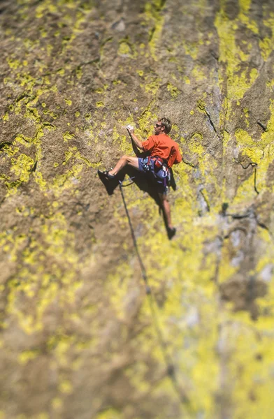 Rock climber struggles. — Stock Photo, Image
