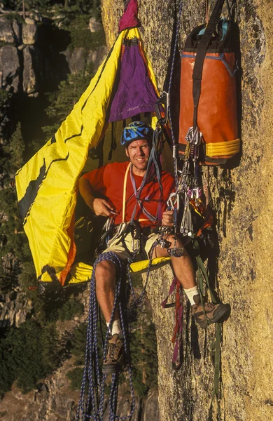 Bergsteiger in seinem Unterstand. — Stockfoto