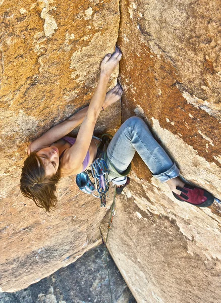 Kadın dağcı meydan. — Stok fotoğraf