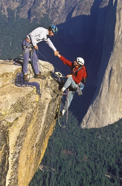 Horolezci potřesení rukou na vrcholu. — Stock fotografie