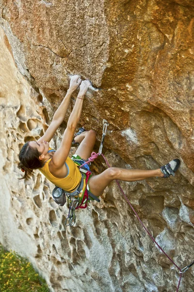 Mulher alpinista desafiada . — Fotografia de Stock