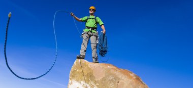 zirvesinden rappelling dağcı.