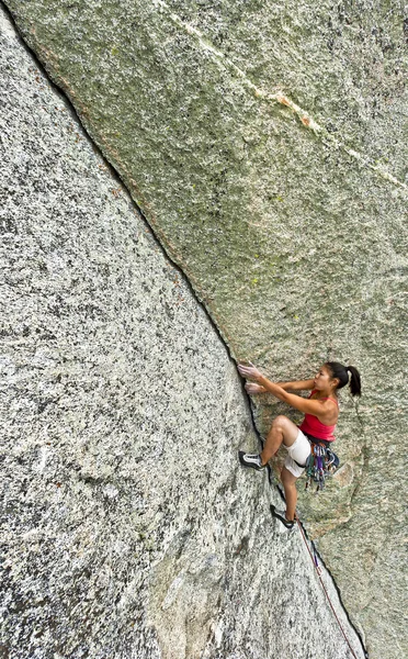 Альпинист, захватывающий скалу . — стоковое фото